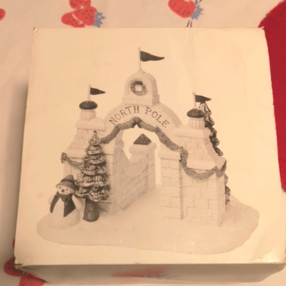 Department 56 North Pole Gate - Picture 2 of 3